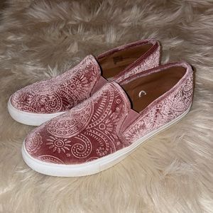 Steve Madden slip ons